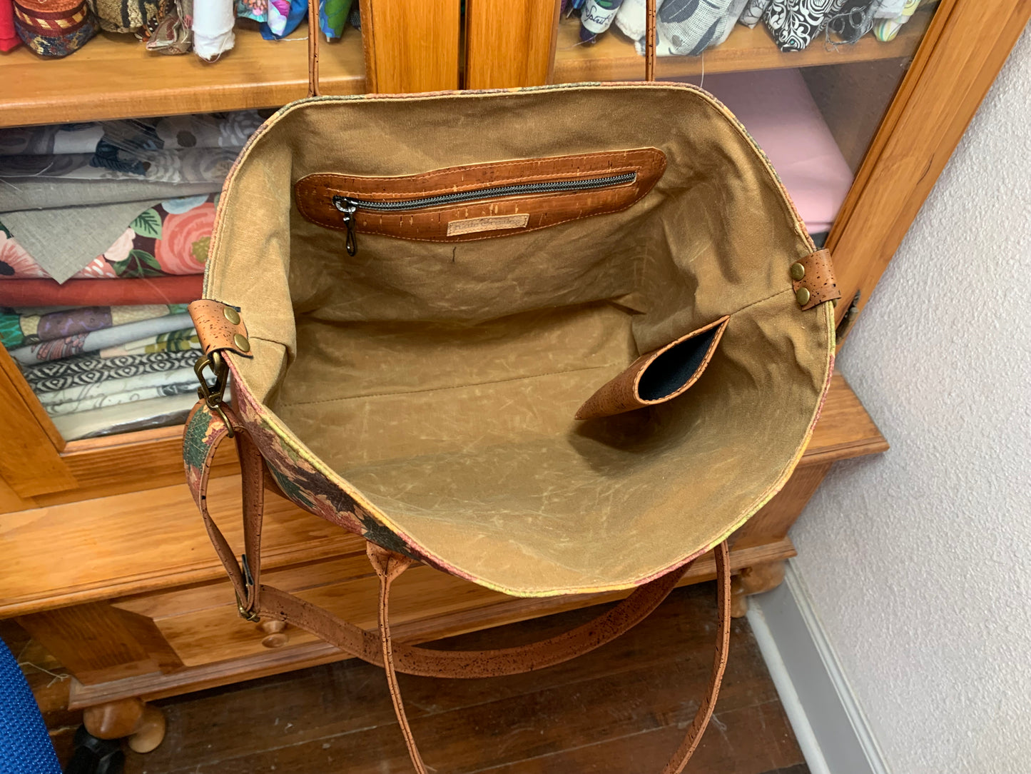 Taisteal Tote Wide Autumn Leaves
